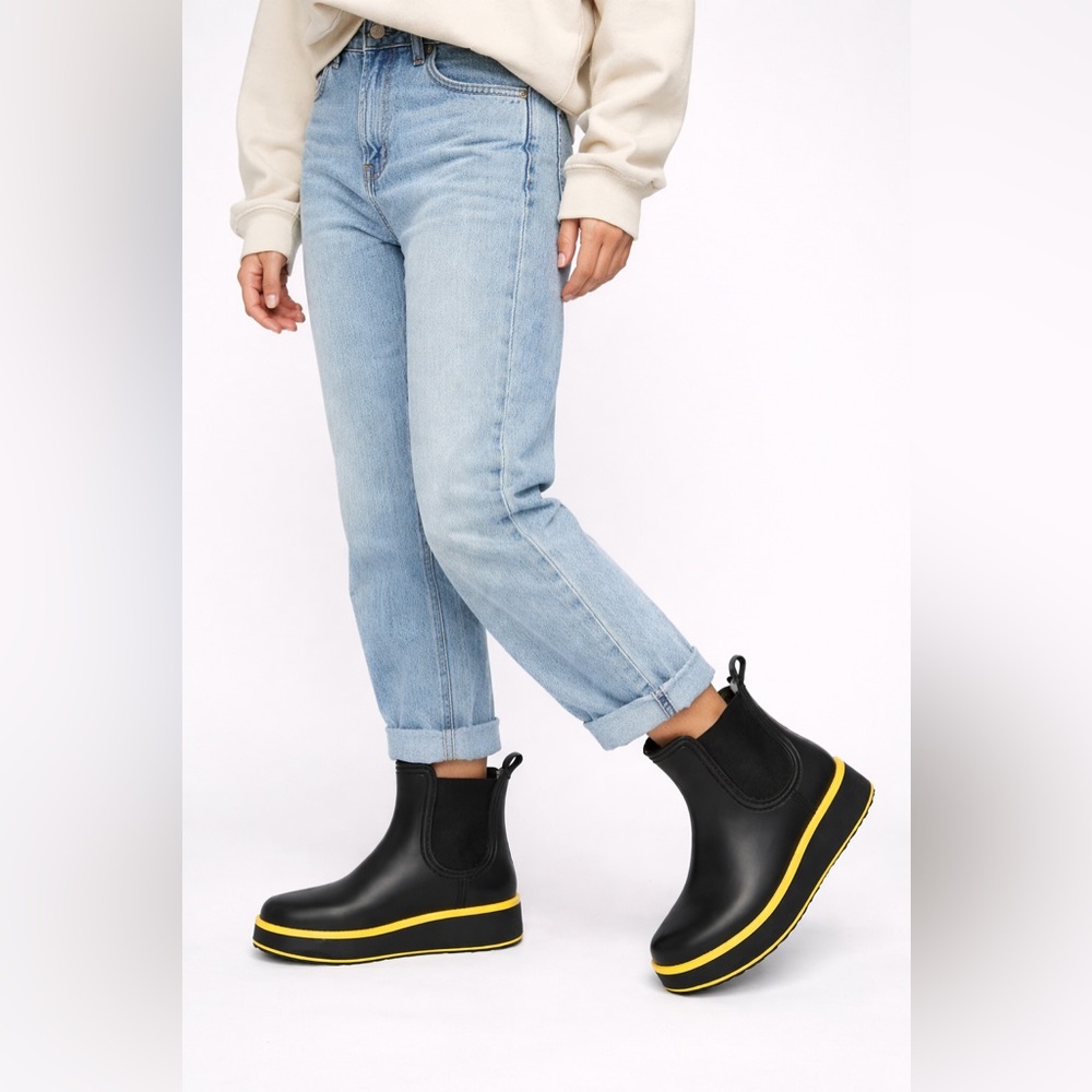 EUC Bernardo Black Chelsea Rain Boots w/ Yellow Trim, size 11